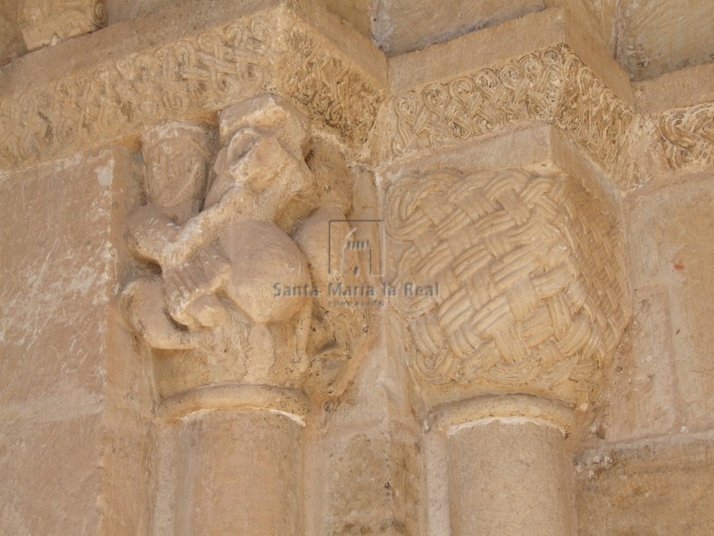 Capiteles del lado izquierdo de la portada