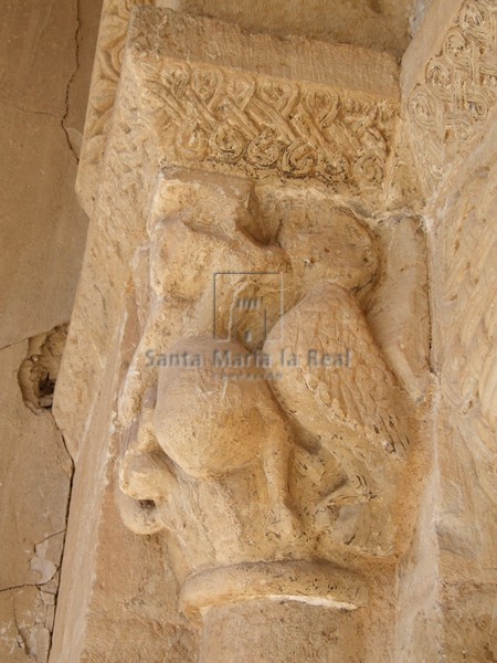 Detalle de capitel del lado izquierdo de la portada