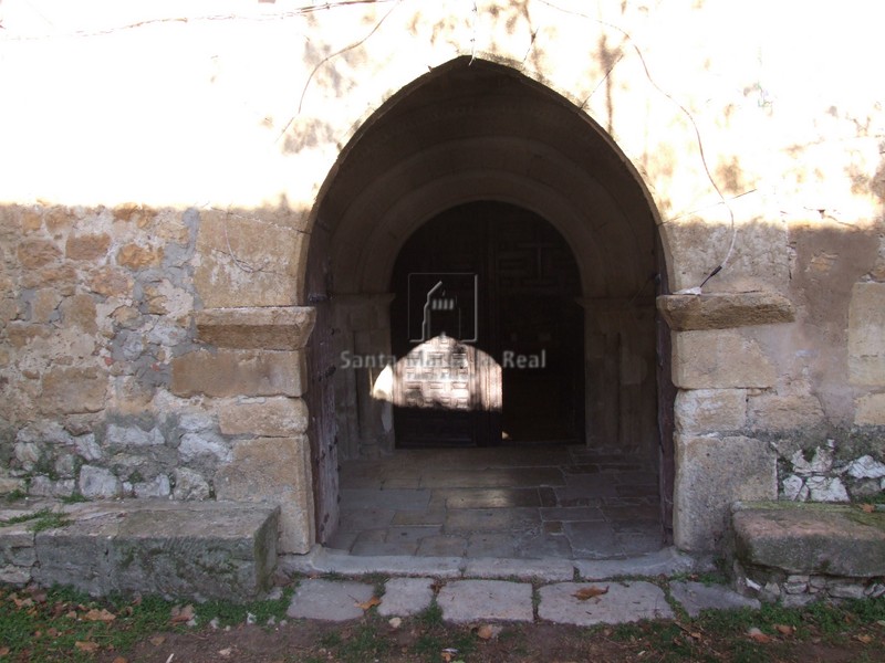 Puerta de acceso al pórtico