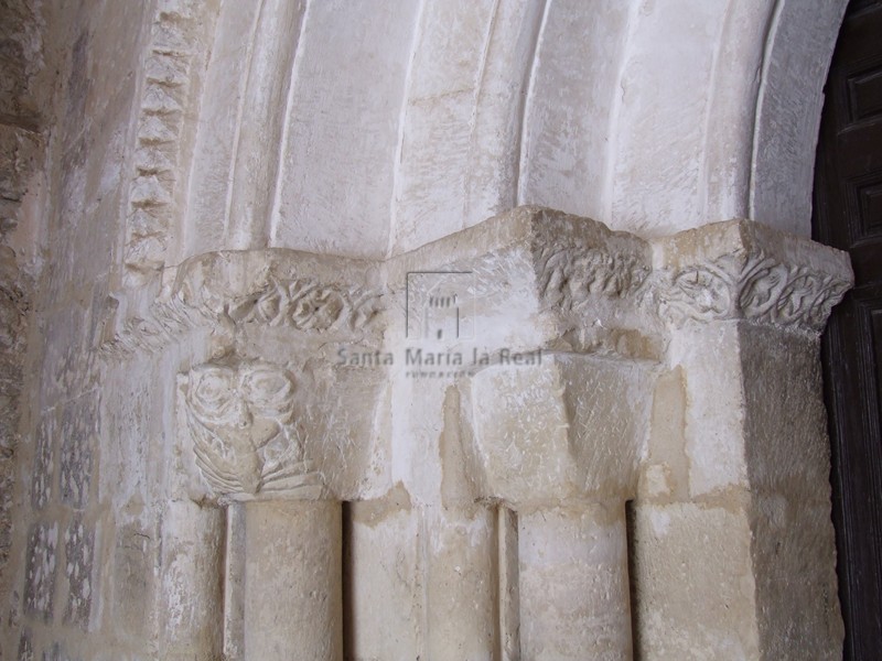 Capiteles del lado izquierdo de la portada