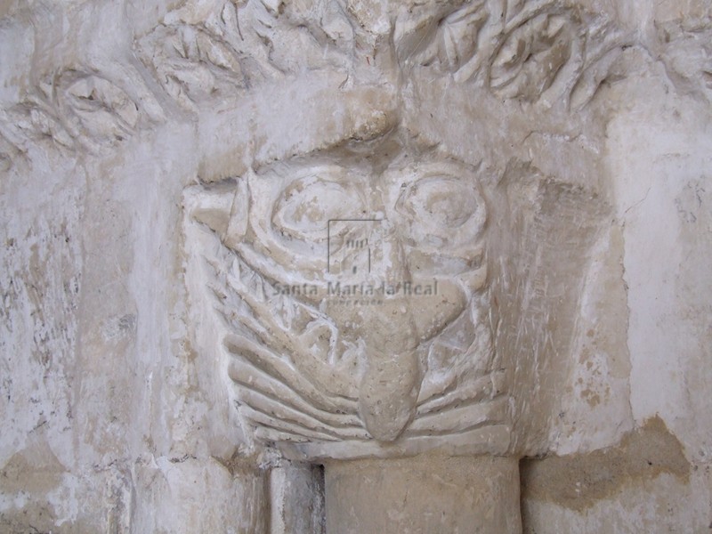 Capitel del lado izquierdo de la portada