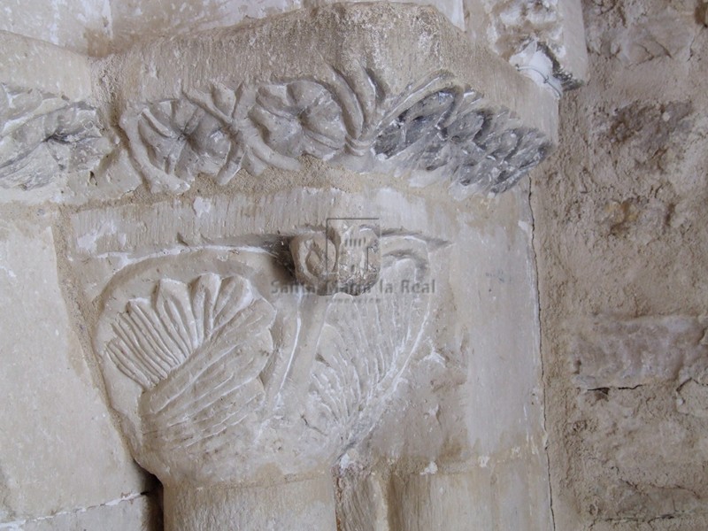 Capitel del lado derecho de la portada