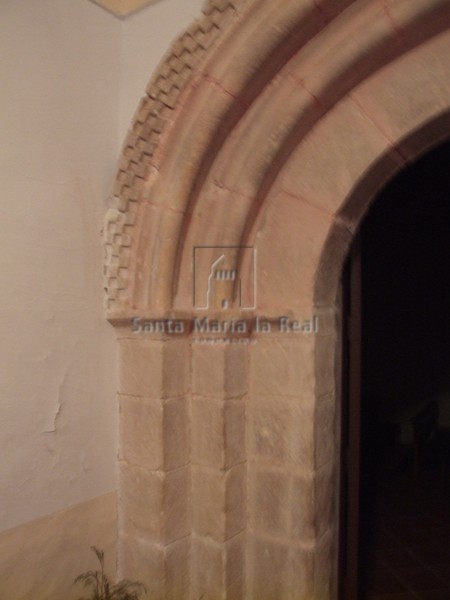 Detalle de la portada de acceso al interior