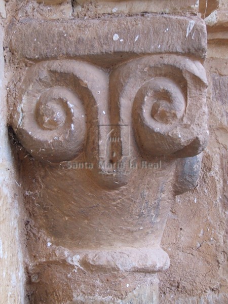 Capitel del lado derecho de la portada