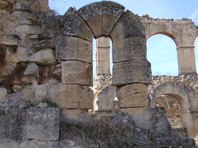 Detalle de una ventana con el claustro al fondo