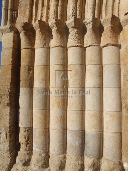 Detalle del lado izquierdo de la portada