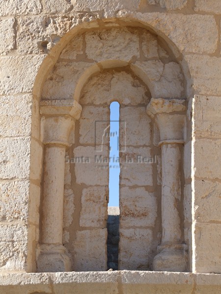 Ventana del ábside meridional