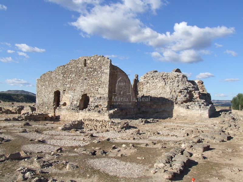 Exterior de la ermita y yacimiento arqueológico