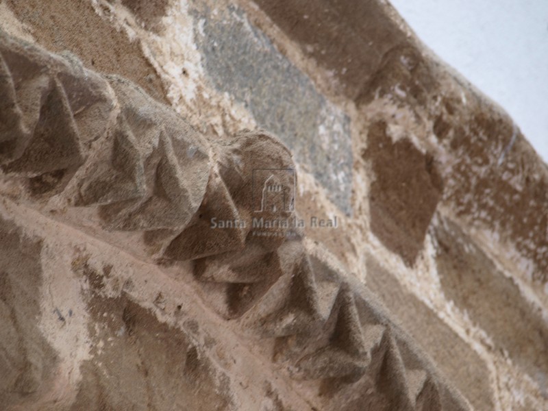 Detalle de una de las arquivoltas con decoración de puntas de diamante y cabeza humana