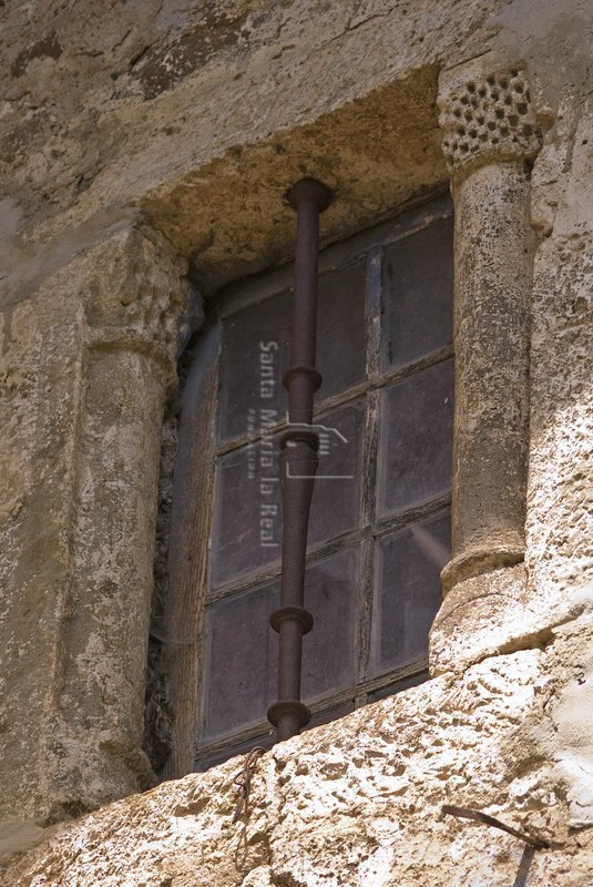 Ventana con restos románicos