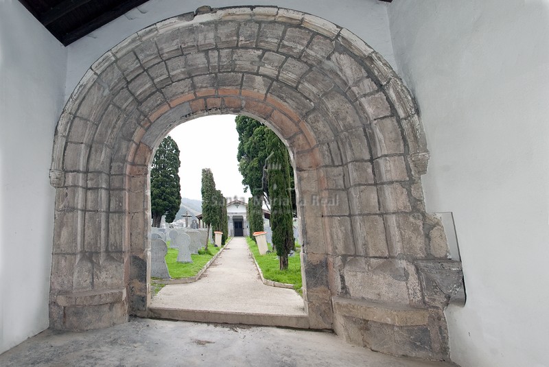 Portada de Santa María de Balda que se encuentra en el cementerio de Azkoitia