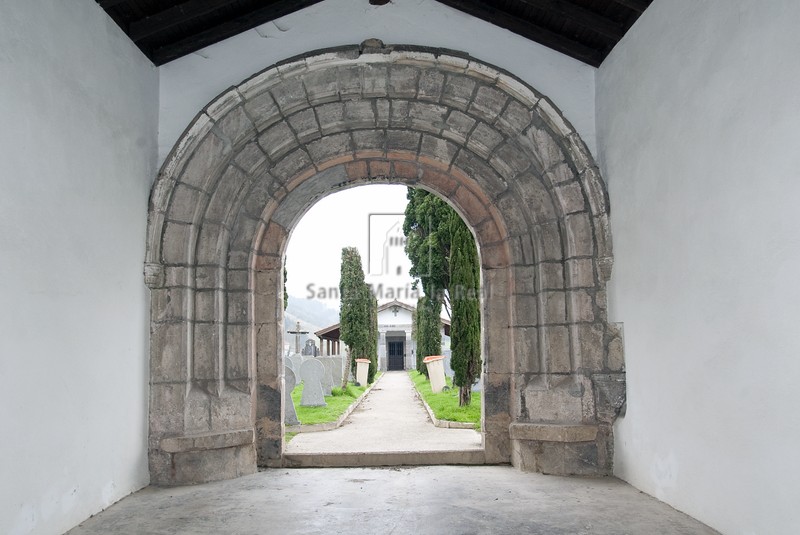 Portada de Santa María de Balda que se encuentra en el cementerio de Azkoitia