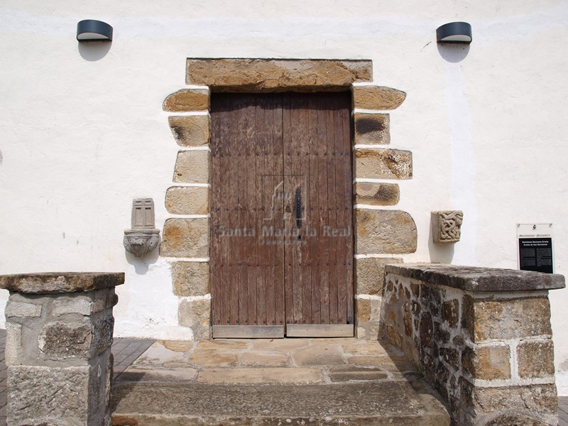 Portada de la ermita barroca donde se aprecia a la derecha la ubicación del capitel románico