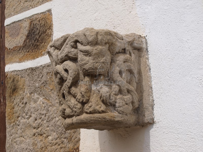 Capitel románico reutilizado como aguabenditera