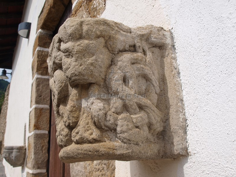 Detalle del capitel románico reutilizado como aguabenditera