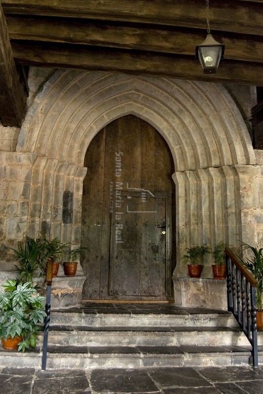 Portada tras una puerta en el lateral sur del edificio