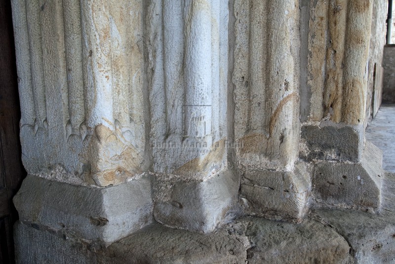 Detalle de las basas de la portada