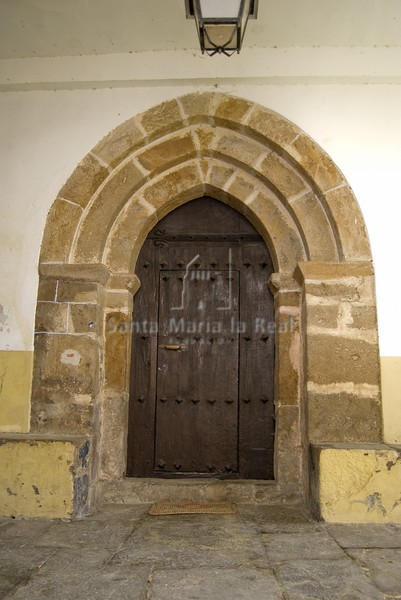 Portada con pilastras e imposta lisa con alguna decoración a base de cabezas humanas en las esquinas