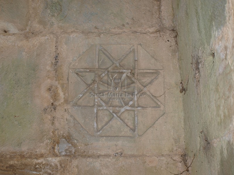 Relieve en el atrio de una cruz-estrella de ocho puntas de estilo gótico