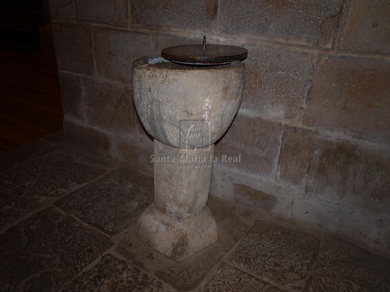 Pila bautismal ubicada debajo del coro