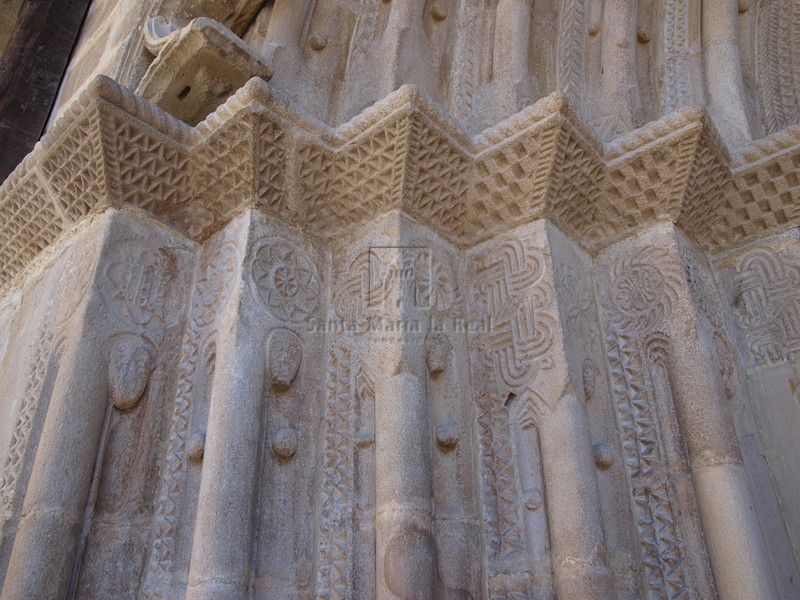 Detalle de la portada, lado izquierdo