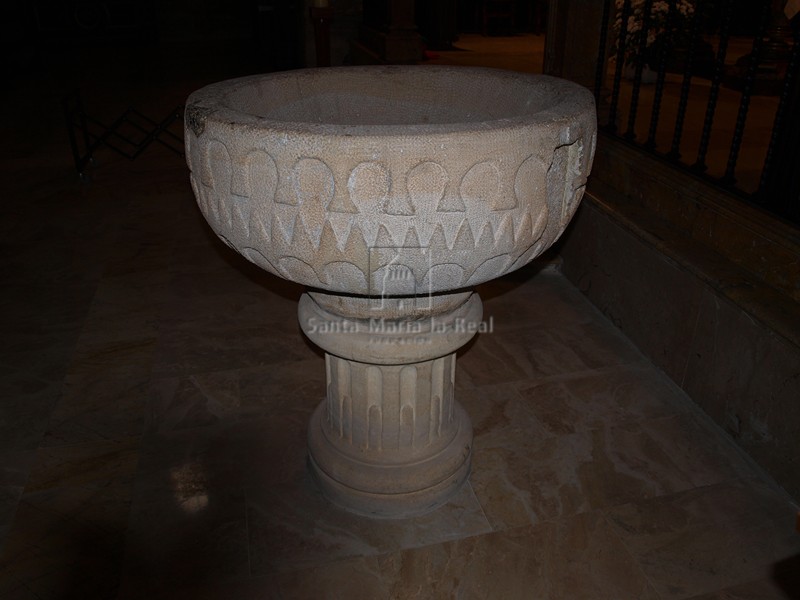 Pila bautismal procedente de la ermita de Gurutzeta con pie moderno y copa románica