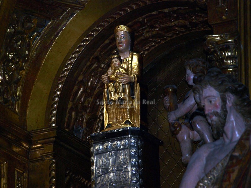 Nuestra Señora del Juncal con el niño en el altar mayor