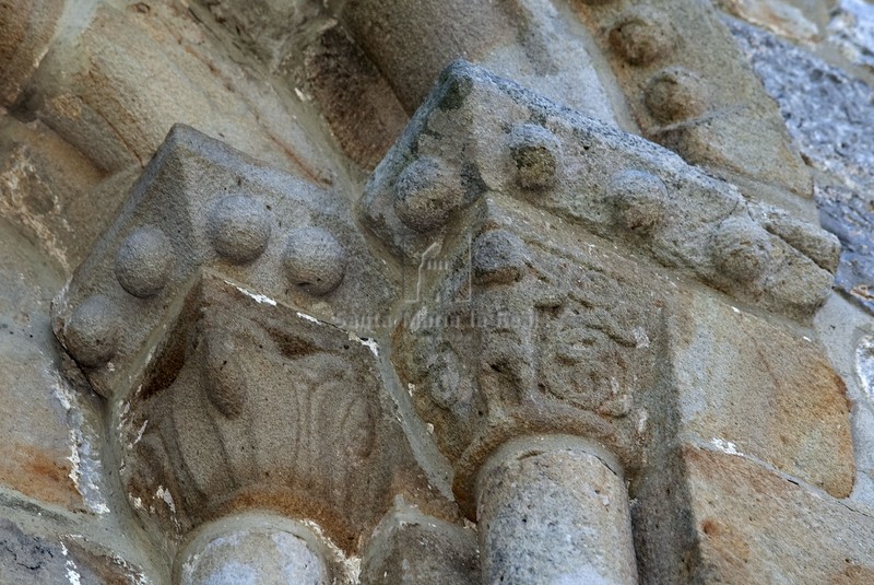 Capiteles, lado derecho de la ventana superior del muro norte