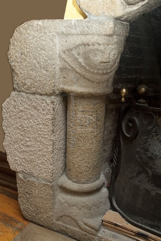 Columna de la izquierda de una ventana utilizada como chimenea