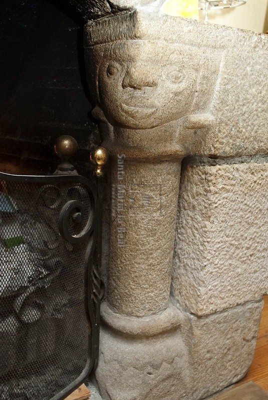 Columna de la derecha de una ventana utilizada como chimenea, el capitel representa una cabeza negroide