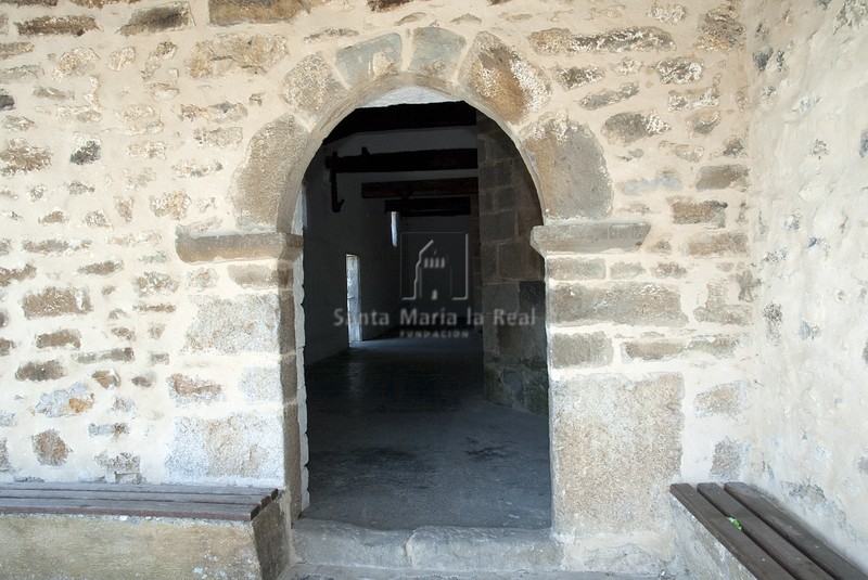 Portada no románica de acceso al pórtico