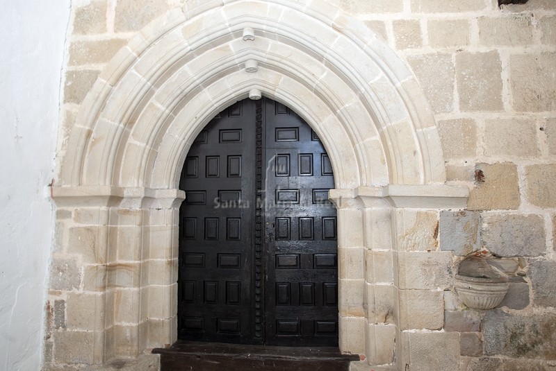 Portada con arco apuntado