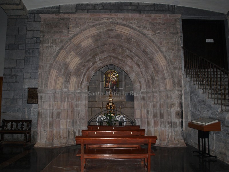Portada de la desaparecida iglesia de San Esteban junto al baptisterio