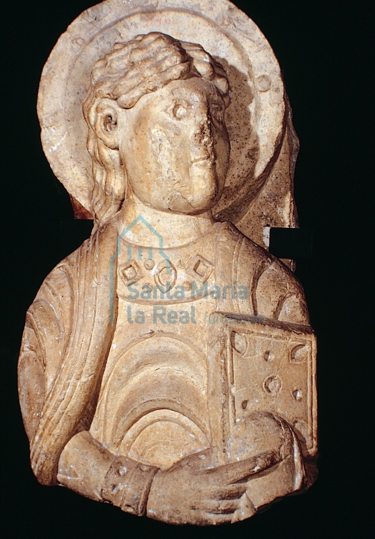 Relieve de la figura de santo, procedente de la Real Colegiata de San Isidoro
