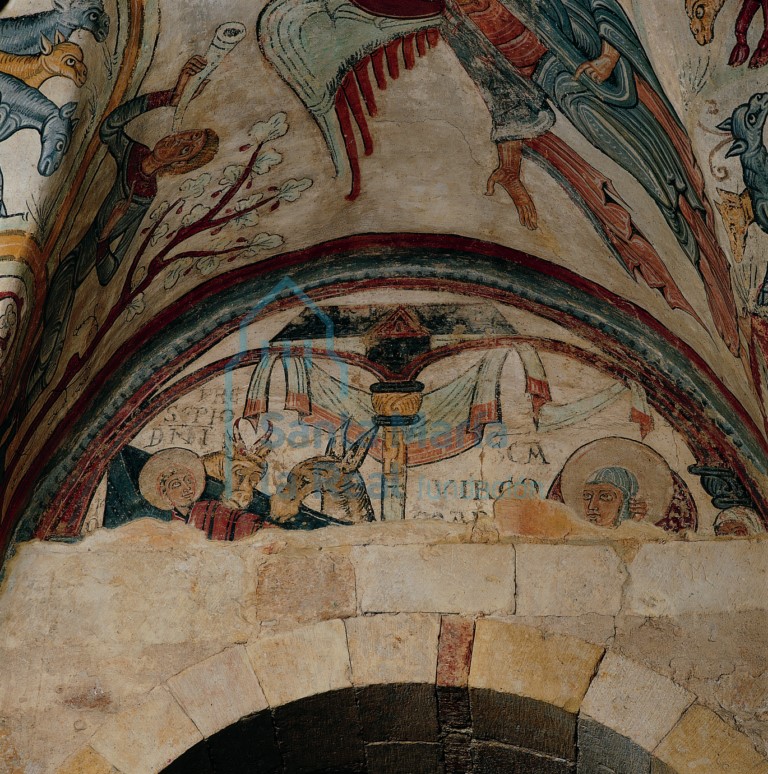 Puerta del panteón hacia el templo y detalle de la pintura mural (Natividad)