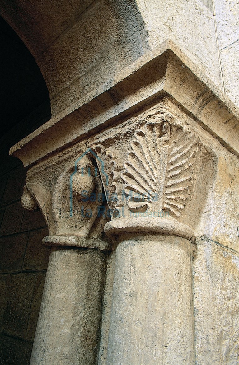 Capiteles vegetales del primitivo arco del triunfo
