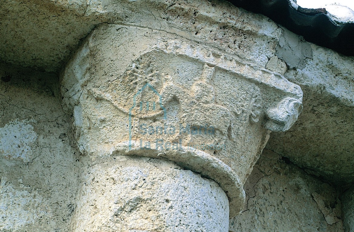Capitel de la columna adosada al ábside