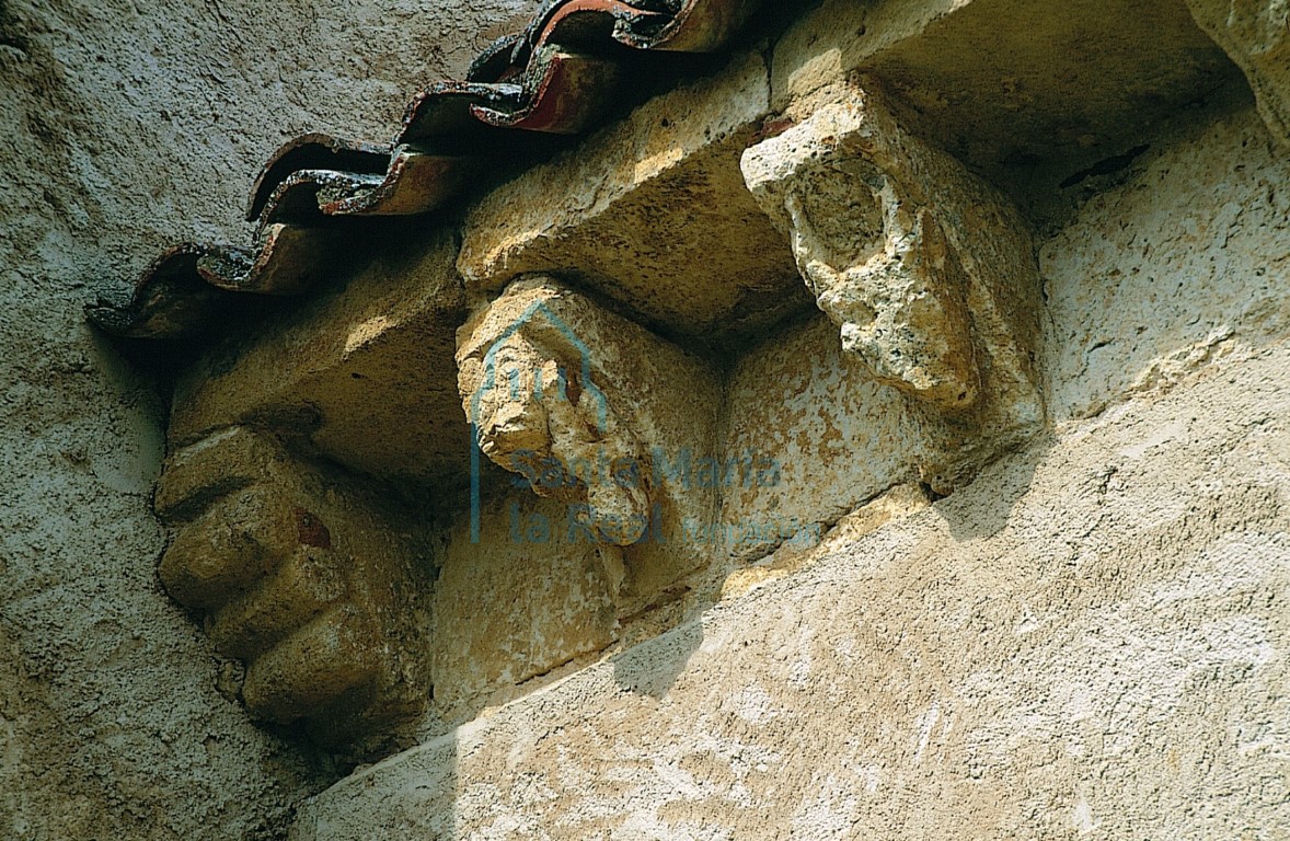 Canecillos del ábside en el muro sur