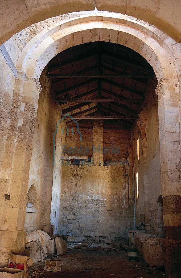 Interior de la capilla románica