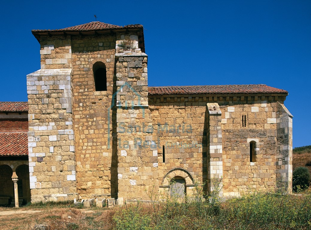 Exterior de la fachada sur de la capilla