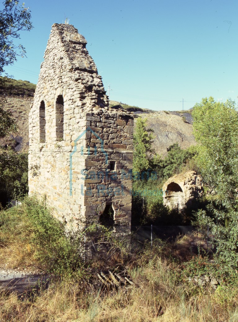 Vistas desde el sudeste de la iglesia. Estado en 1997