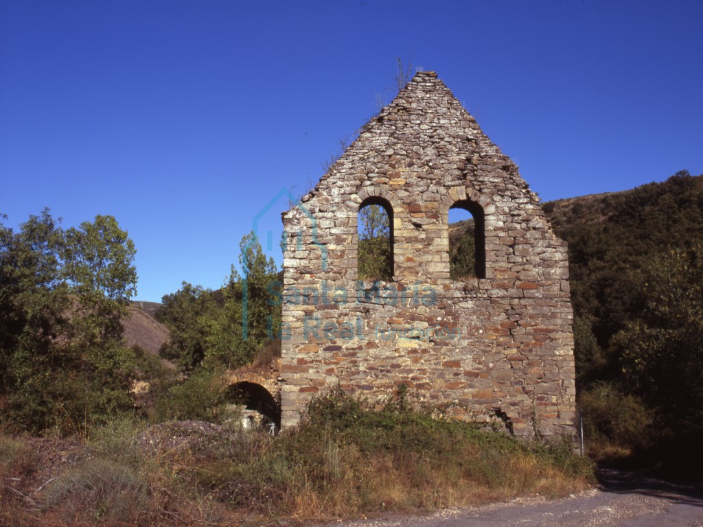 Vistas desde el sudeste de la iglesia. Estado en 1997