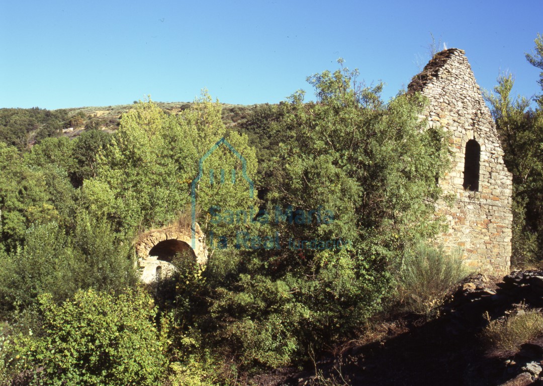 Vistas desde el sudeste de la iglesia. Estado en 1997