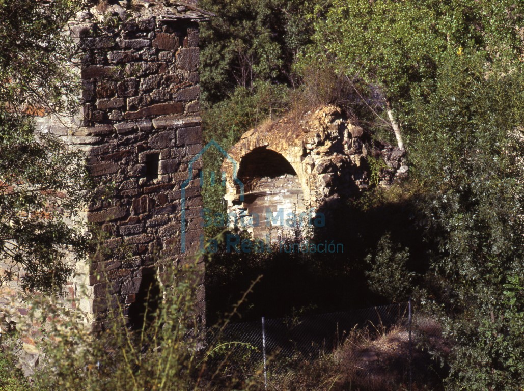 Vistas desde el sudeste de la iglesia. Estado en 1997