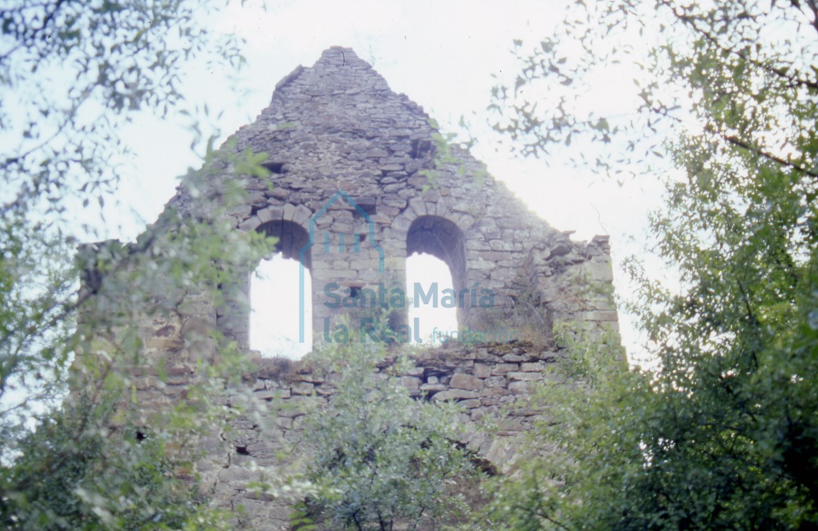 Vistas desde el sudeste de la iglesia. Estado en 1997