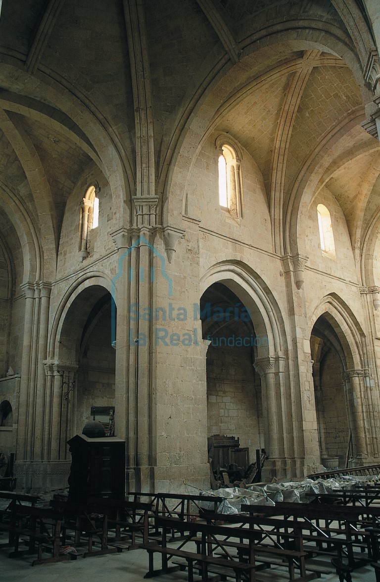 Interior de la nave y del transepto