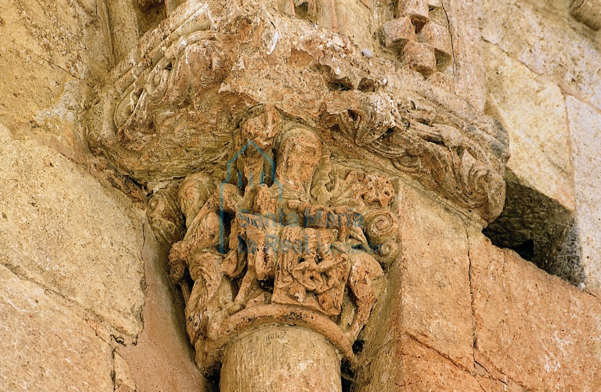 Capitel de la ventana este del brazo norte del transepto. Huída a Egipto