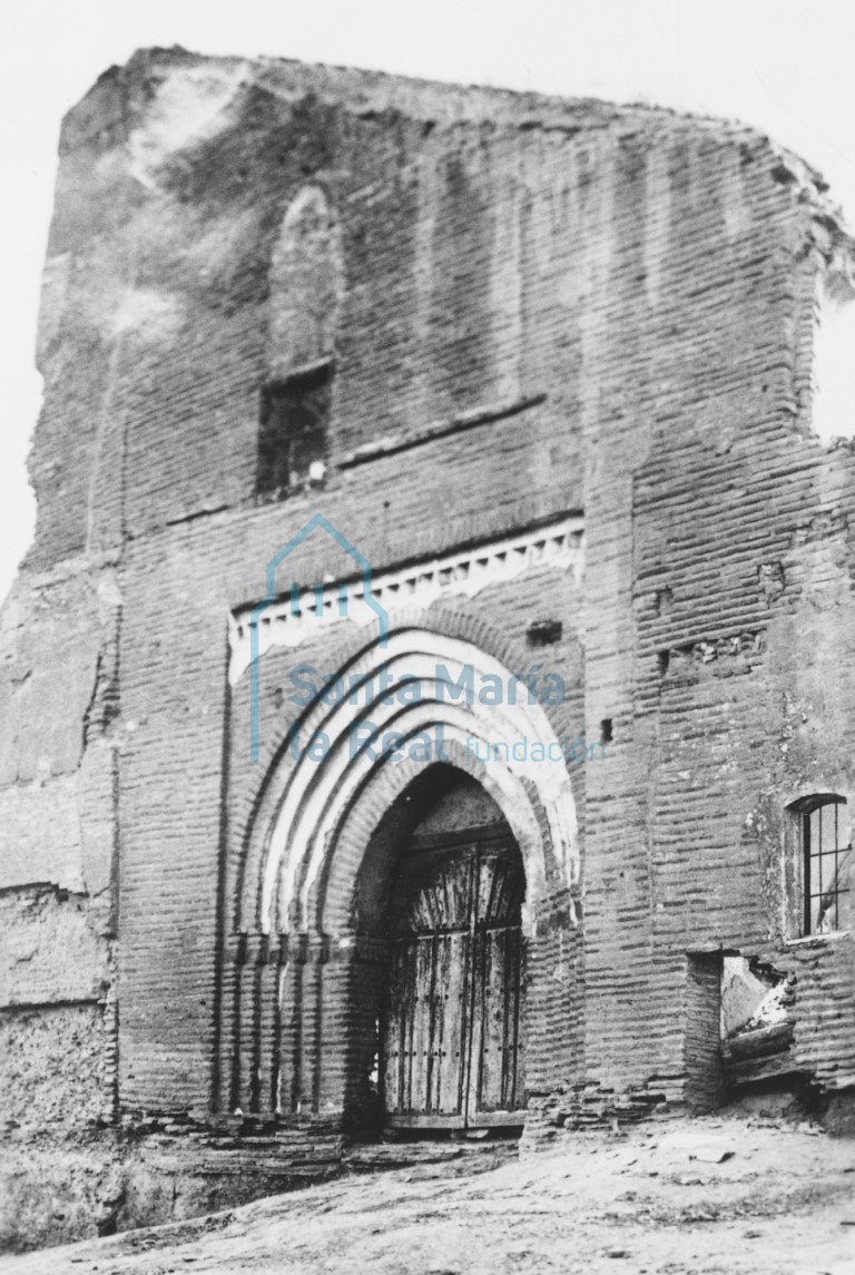 Restos de la fachada occidental. Foto de Charles Lopez Alberty, hacia 1920