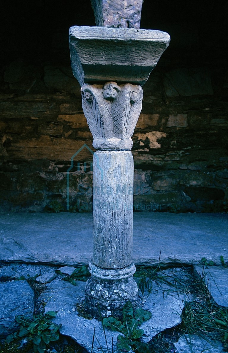 Columnilla de un sepulcro Columnilla de un sepulcro