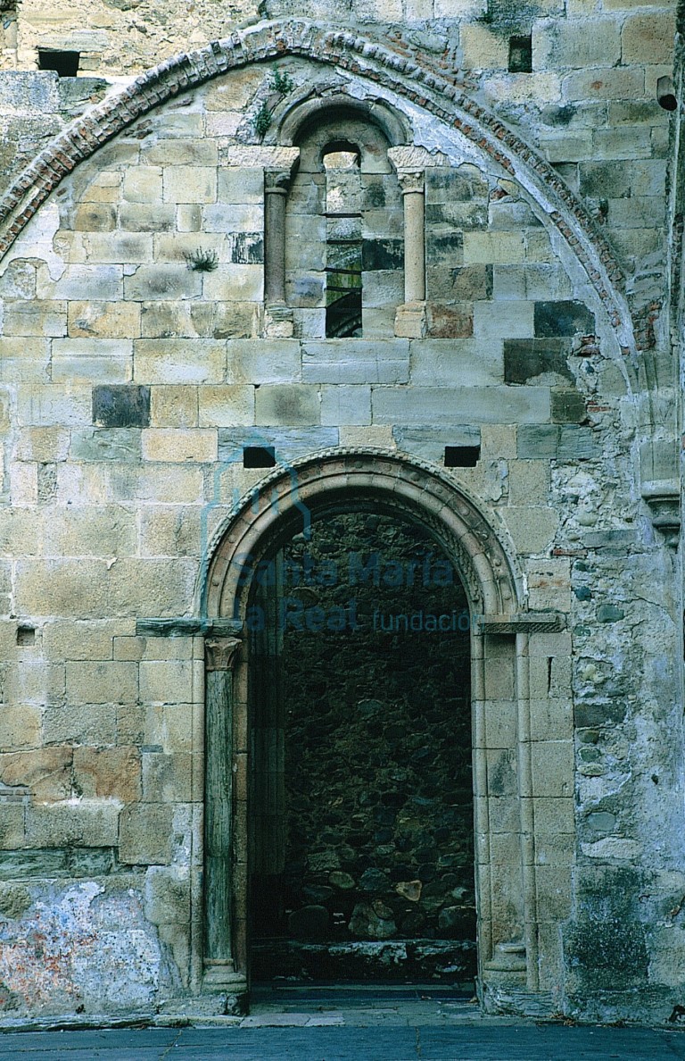 Portada y ventana del muro meridional de la iglesia